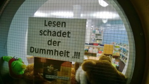 Auch eine Bibliothek hat "Nebenwirkungen", wie dieses Plakat in Alpnach zeigt.