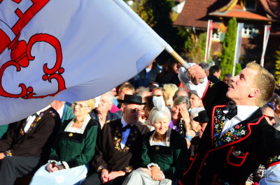 Älplerchilbi mit Jodlern und Fahnenschwingern und Pfarrer Thomas Meli
