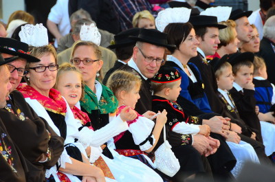 Älplerchilbi mit Jodlern und Fahnenschwingern und Pfarrer Thomas Meli