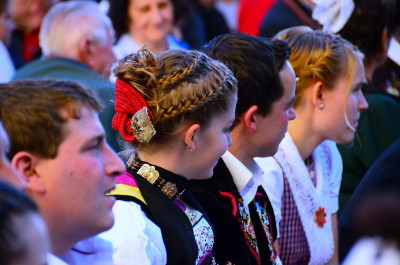 Älplerchilbi mit Jodlern und Fahnenschwingern und Pfarrer Thomas Meli