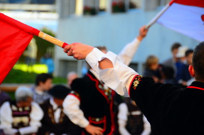 Älplerchilbi mit Jodlern und Fahnenschwingern und Pfarrer Thomas Meli